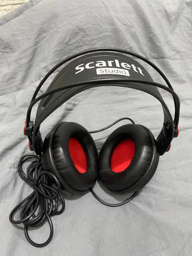 Focusrite Scarlett HP60 MkII closed-back studio headphone