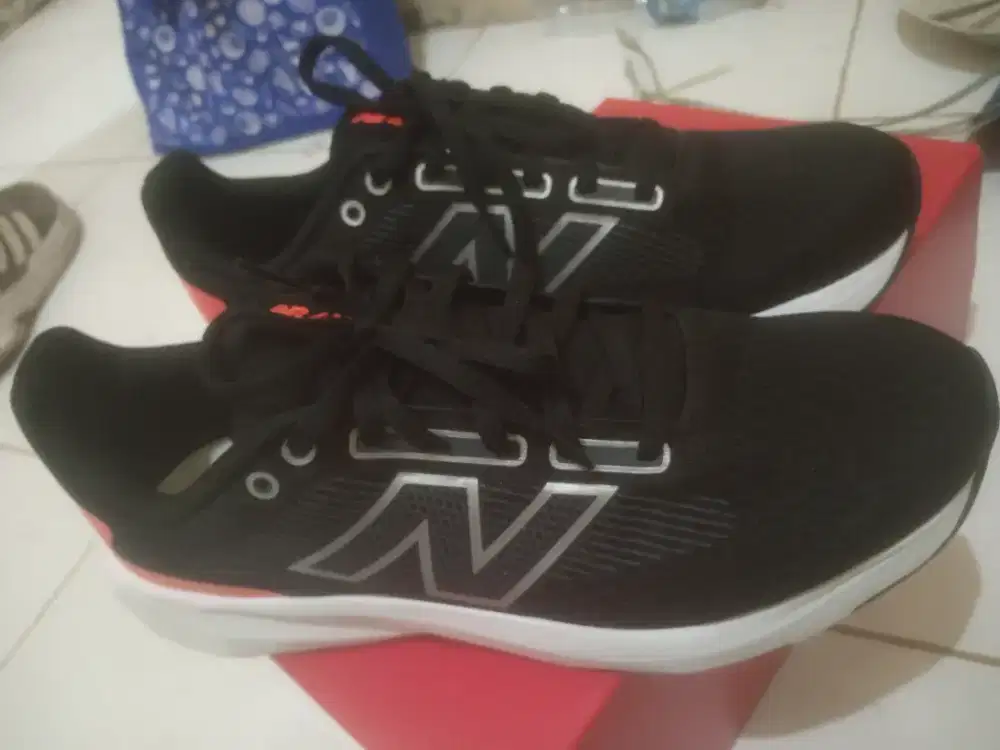 Sepatu merk New Balance warna hitam ukuran 43