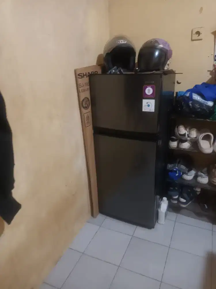 Jual kulkas merek sharp 2 pintu pemakaian baru 1 bulan no minus