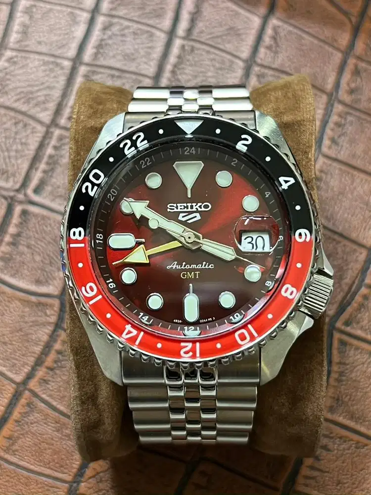 Seiko 5 GMT Passion Red Limited Edition 1.000 pcs