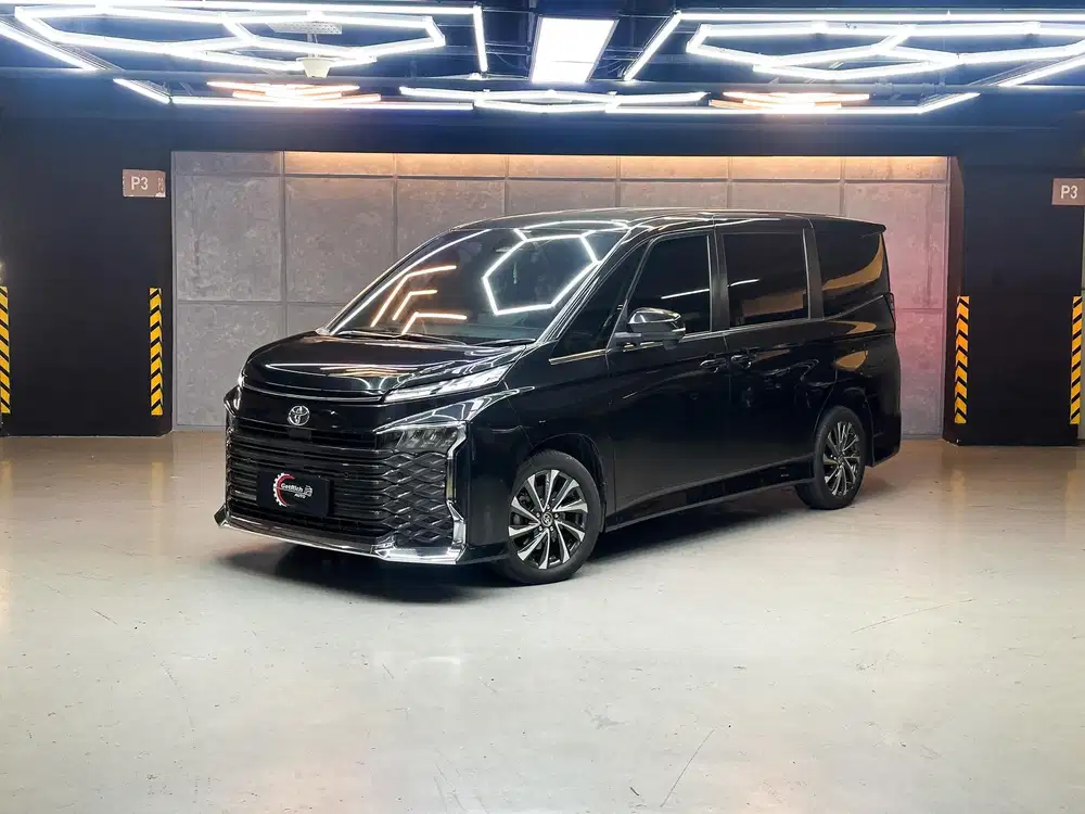 KM 28 ribu Toyota Voxy 2023