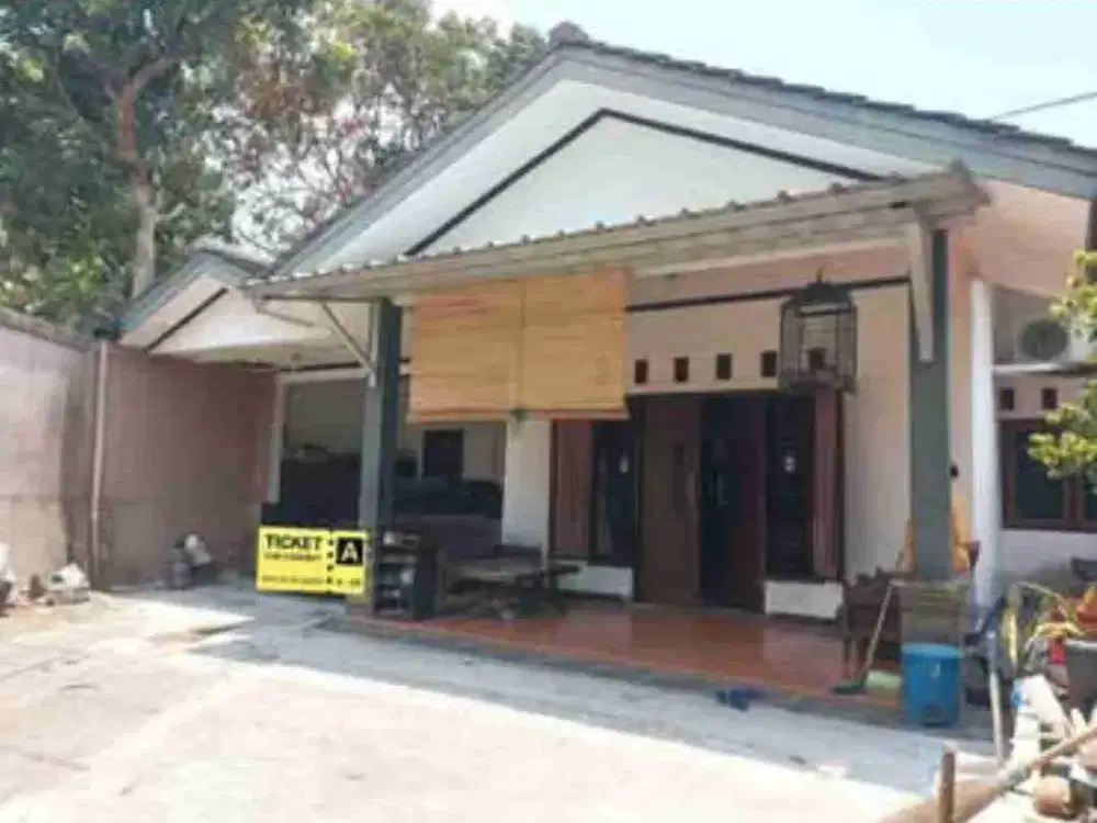 Rumah Lama di Komplek Kejaksaan Ciputat Tangsel dg Halaman Luas