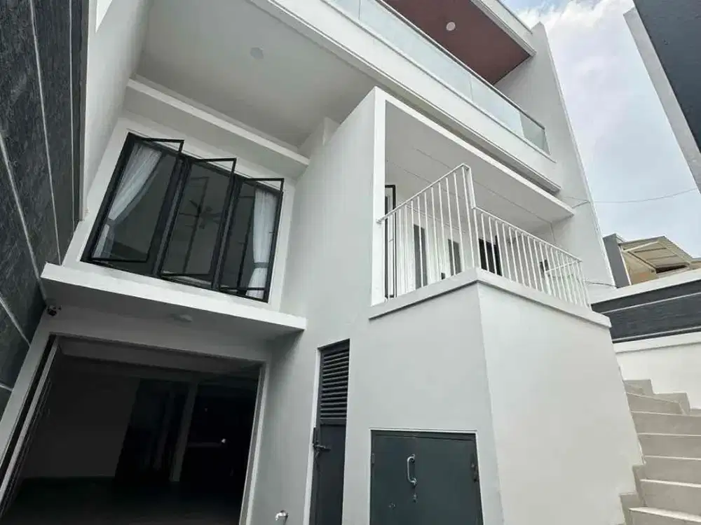Disewakan Rumah Bagus Full Renovasi Siap Huni 3  1/2 Lantai di Bojong Indah - Jakarta Barat