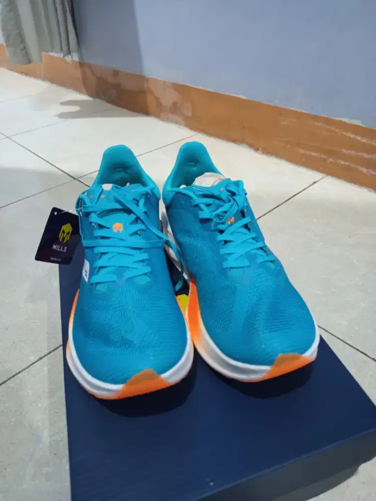 Sepatu running MILLS