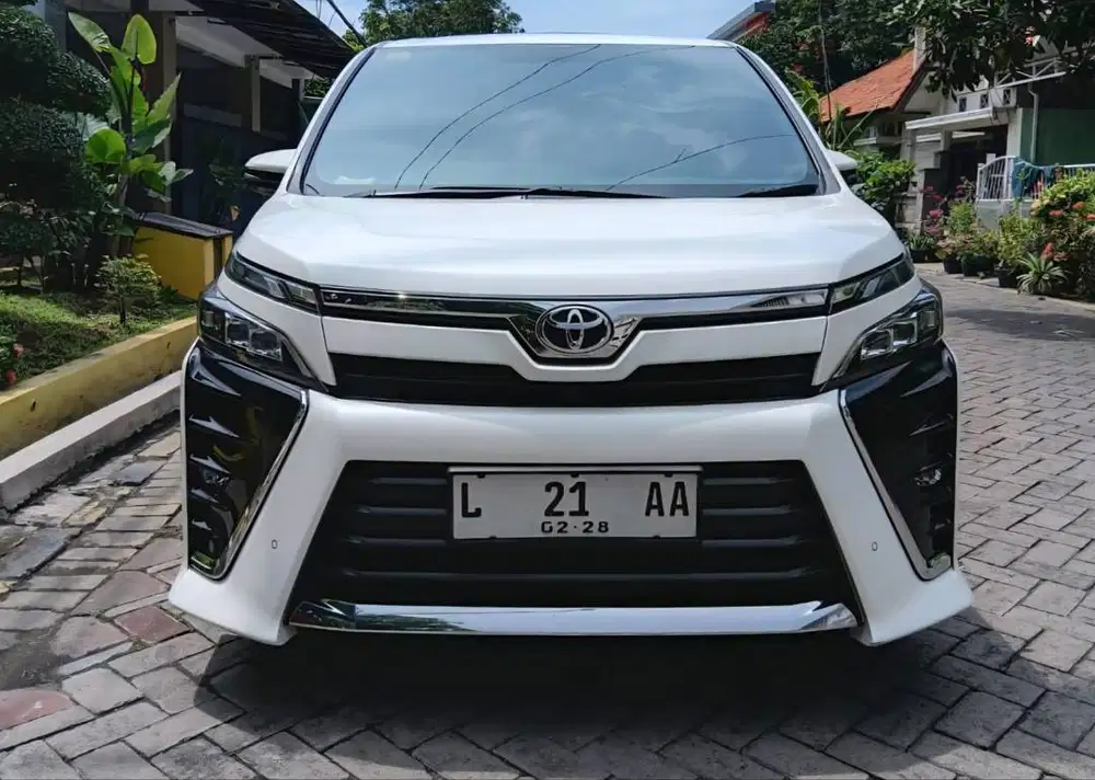 Toyota Voxy at 2017. Istimewa Orisinil
