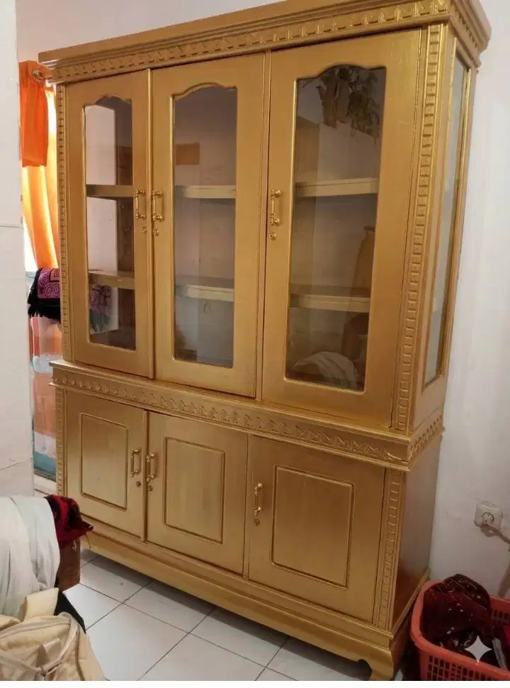 lemari pajangan warna gold