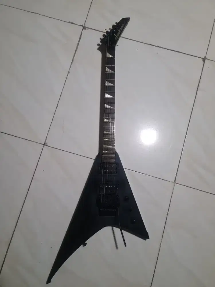 Gitar jackson king V  dan ampli AMB