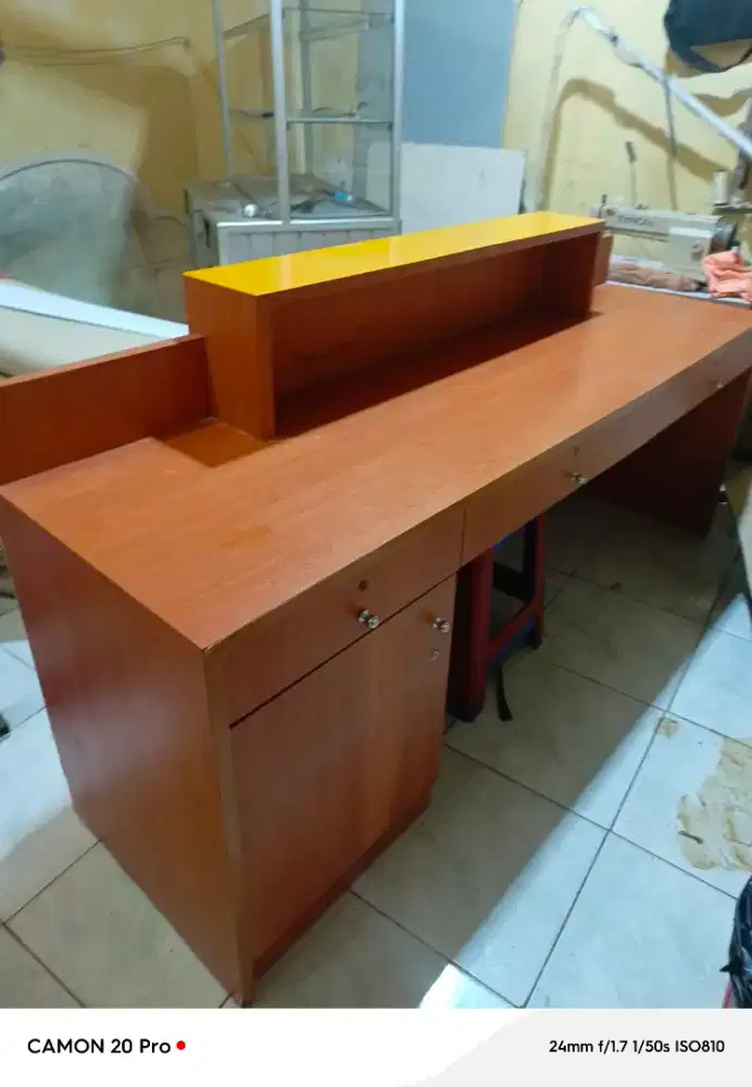 Meja resepsionis atau meja kasir