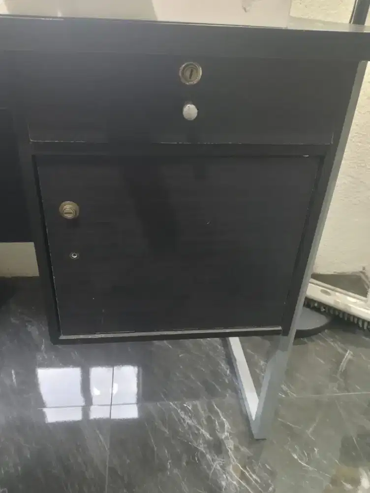 Meja kantor besi