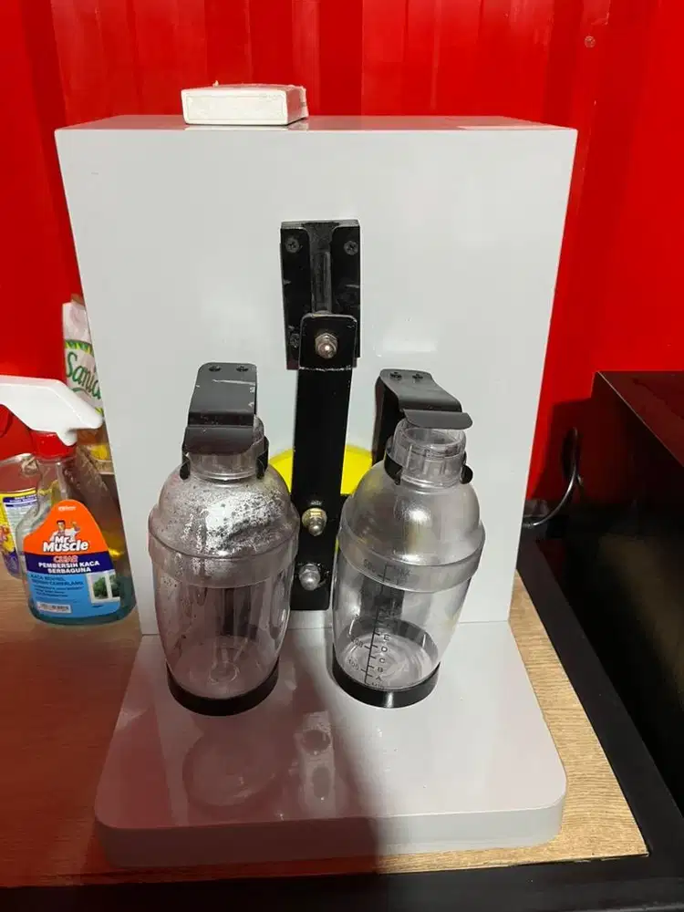 Mesin shaker untuk kocok kopi ice