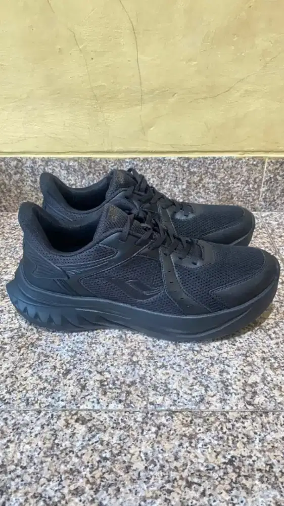 Sepatu desla fullblack no minus uk 42-43 masuk