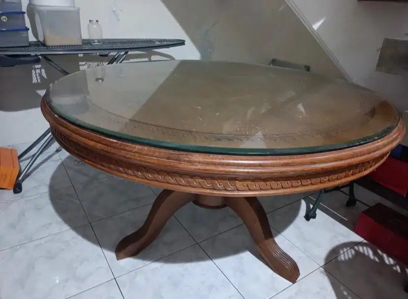Meja Makan Kayu Bekas/Preloved + Kaca Tebal – Rp2,5 Juta