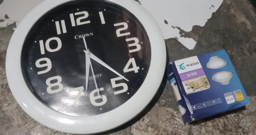 Jam dinding dan lampu down light
