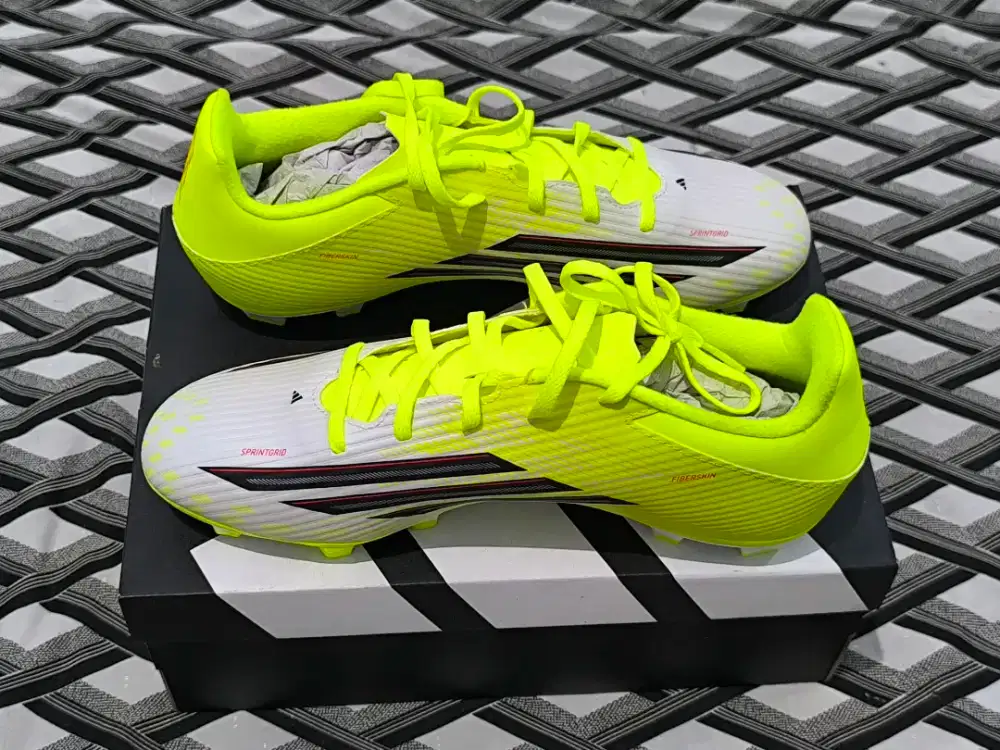 Original Adidas Sepatu Bola F50 Club FG/MG.