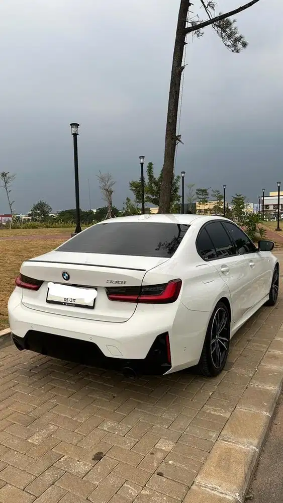 BMW 330i M-Sport white like new dari baru
