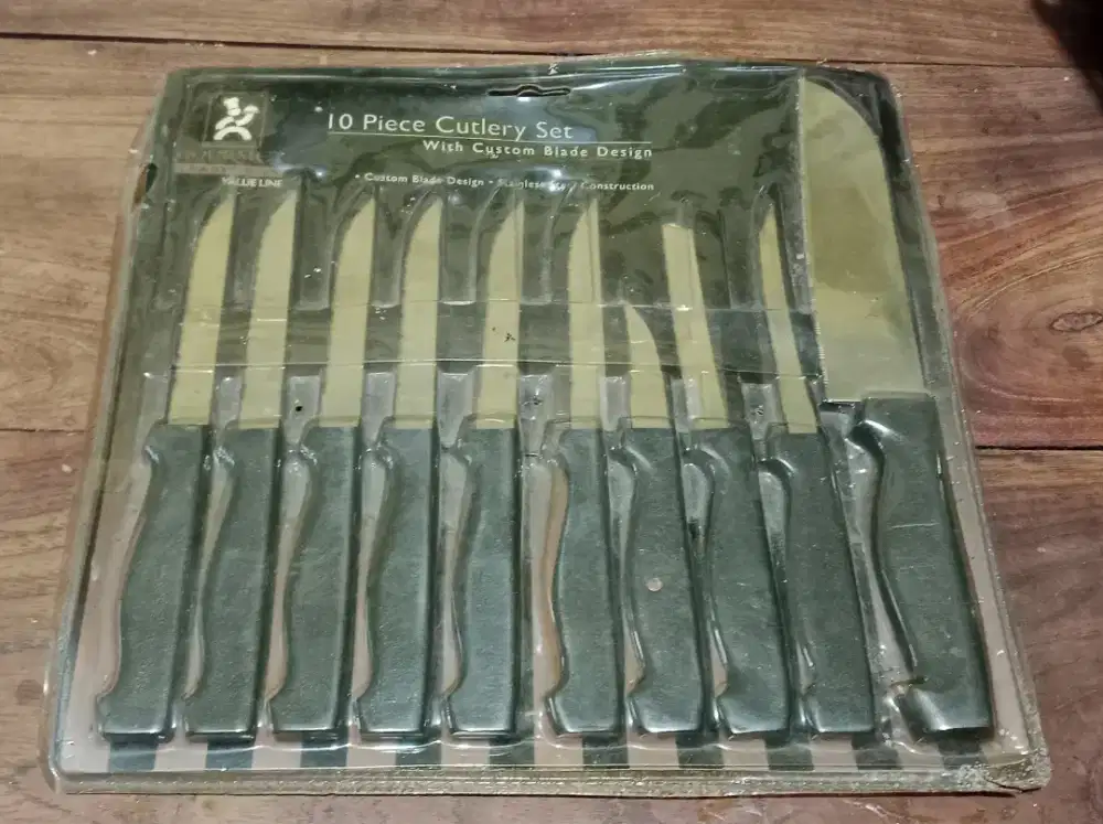 10 set pisau dgn segala macam ukuran,bentuk & fungsi yg berbeda.