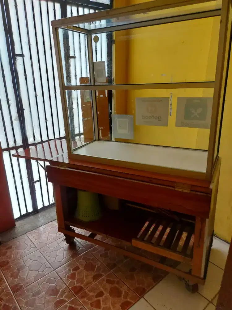 Etalase Toko Kaca Roda laci