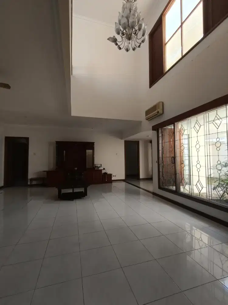 SEWA RUMAH LUAS GRAHA FAMILI DEKAT PAKUWON MALL CITRALAND UNESA WIYUNG