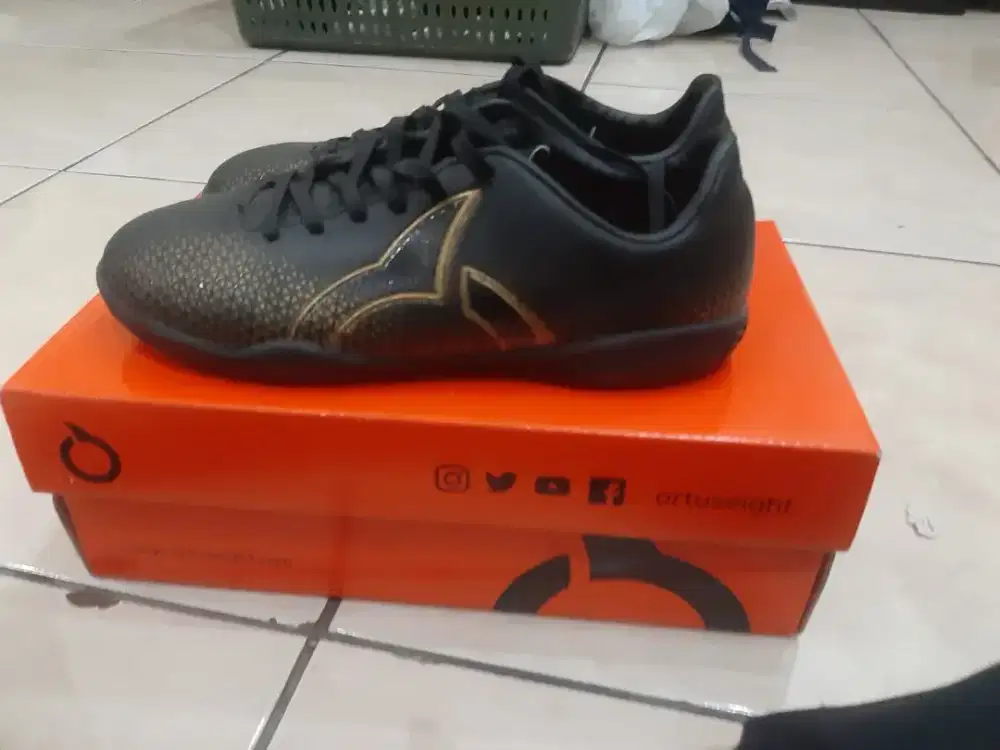 Sepatu Futsal Ortuseight Size 35 Bekas Black Gold + Box