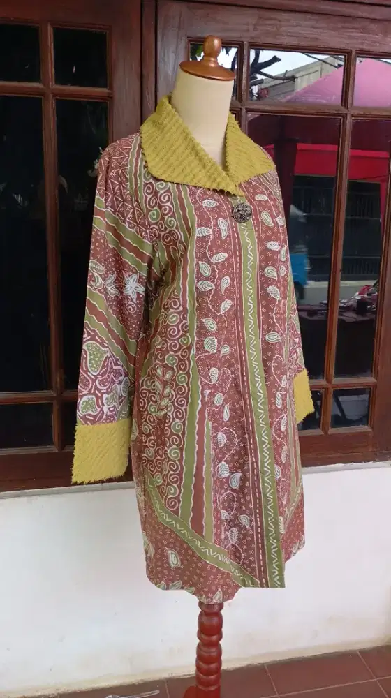 Baju batik resmi wanita