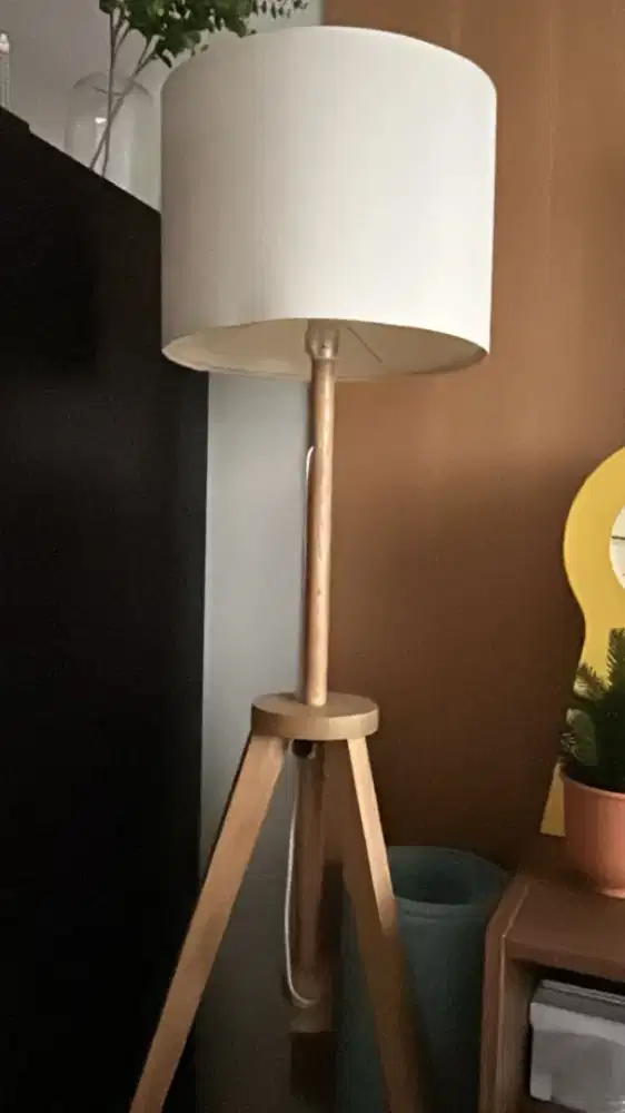 Lampu sudut / lampu lantai
