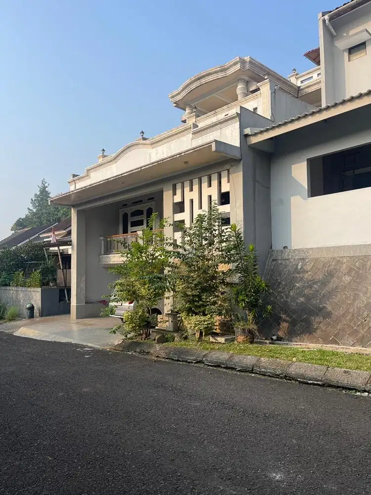 lokasi rumah strategis bagus 3 lantai