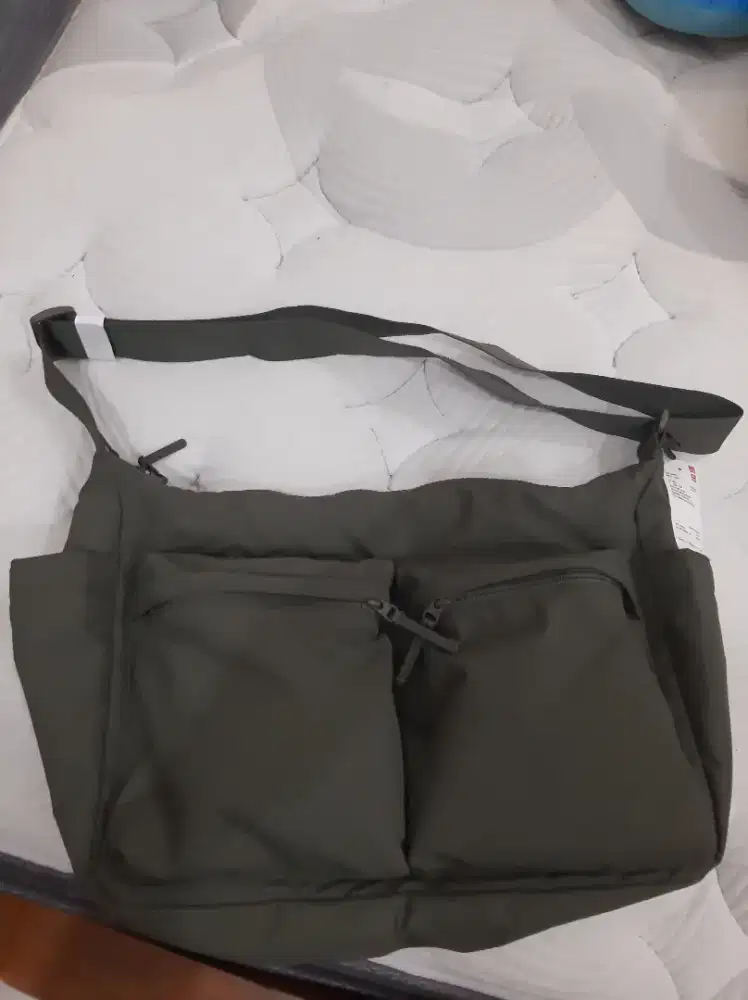 Tas slempang uniqlo
