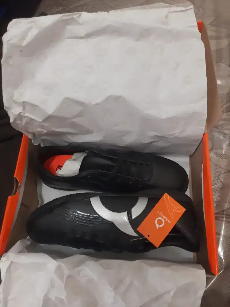 Sepatu futsal ortuseight