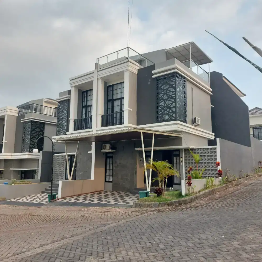 Rumah semi villa di lengkapi private pool di landungsari malang