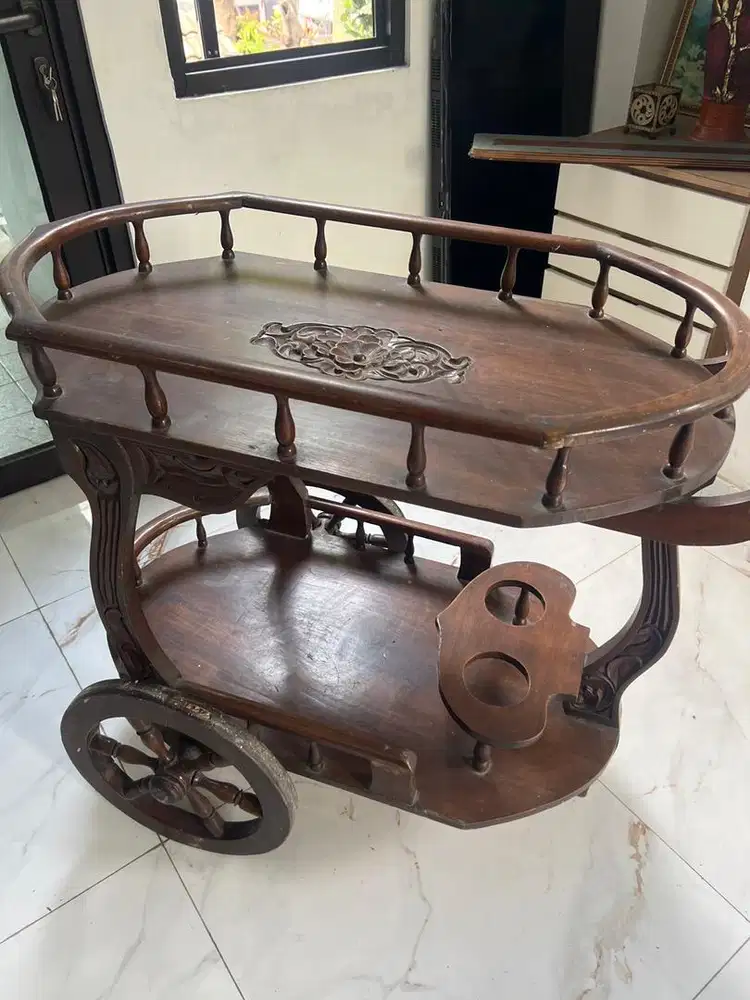 Meja minuman bar