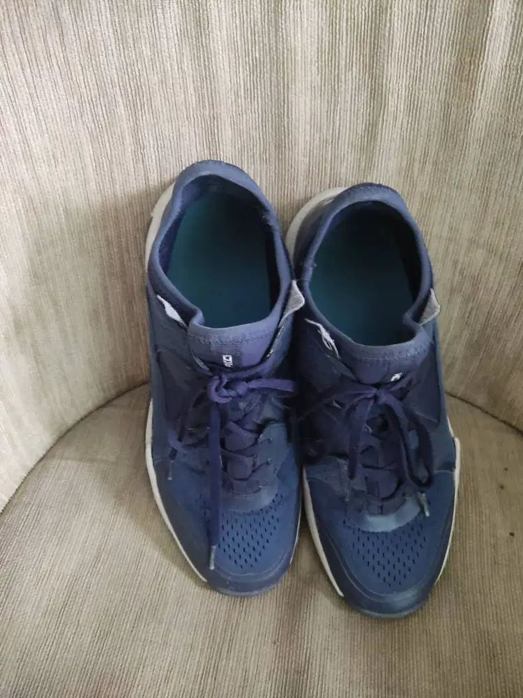 Fixch ukuran 45.warna biru.Dari pada gak kepake ..karena gak muat..