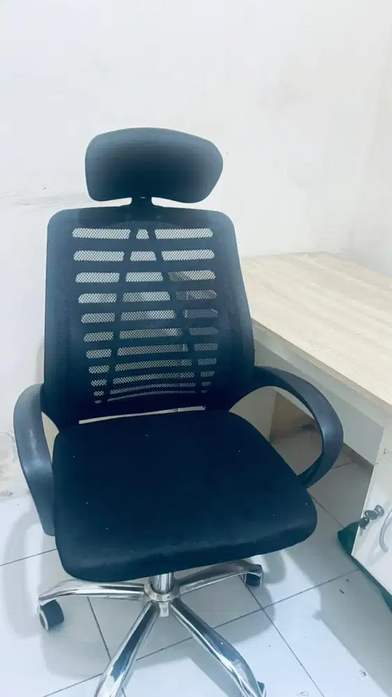 Meja dan Kursi Kantor