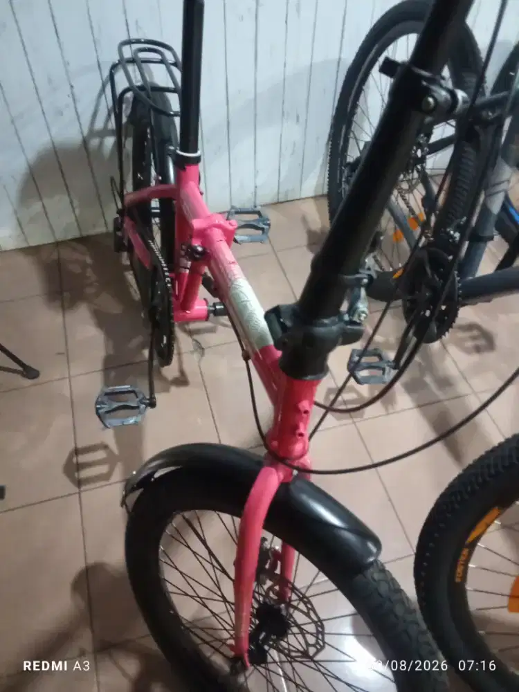 Jos sepeda lipat warna pink