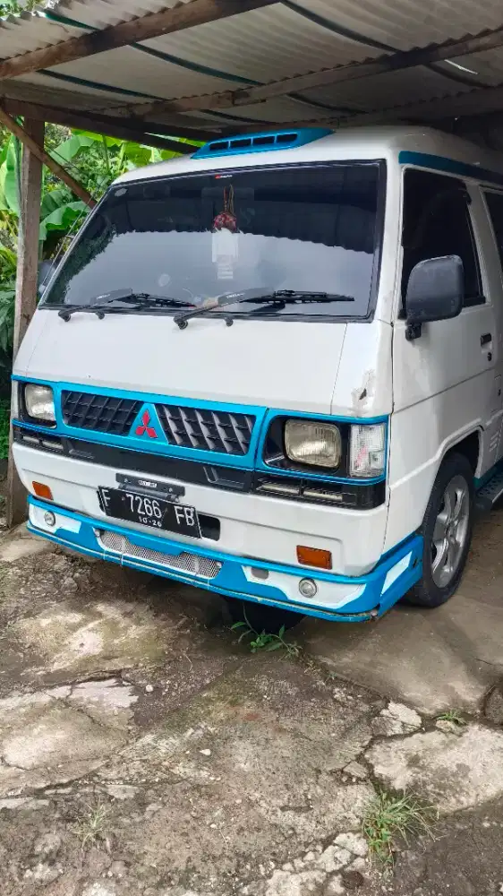 Mitsubishi L300 minibus