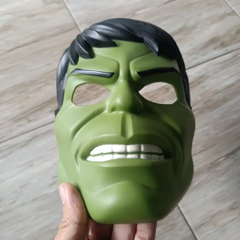 Mainan topeng Hulk