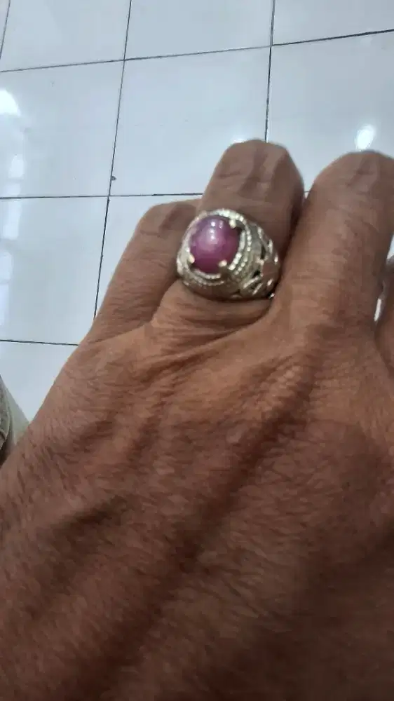 Cincin batu ruby star