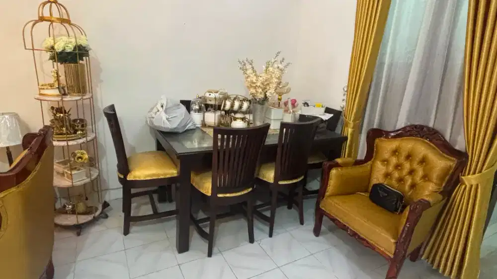 Satu set meja makan cus yuk
