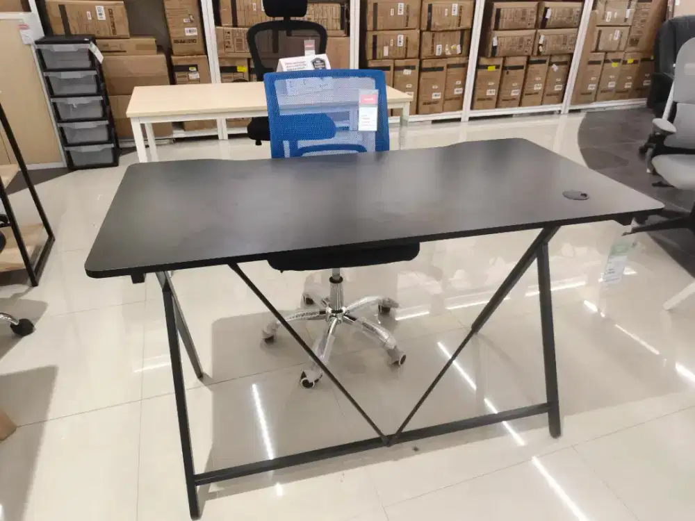 Meja kantor atau meja game