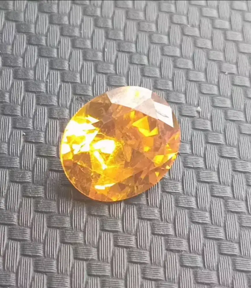 Yellow safir dikit baret