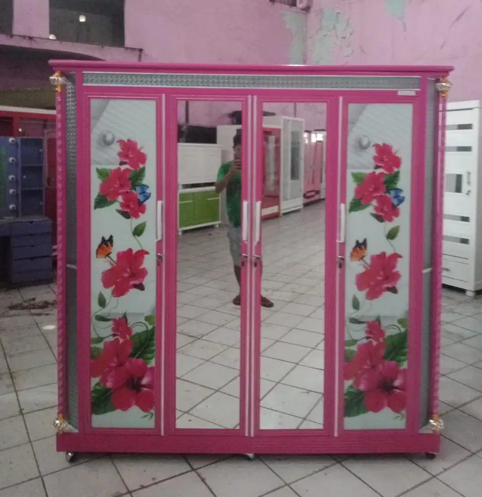 Lemari Pakaian 4 Pintu