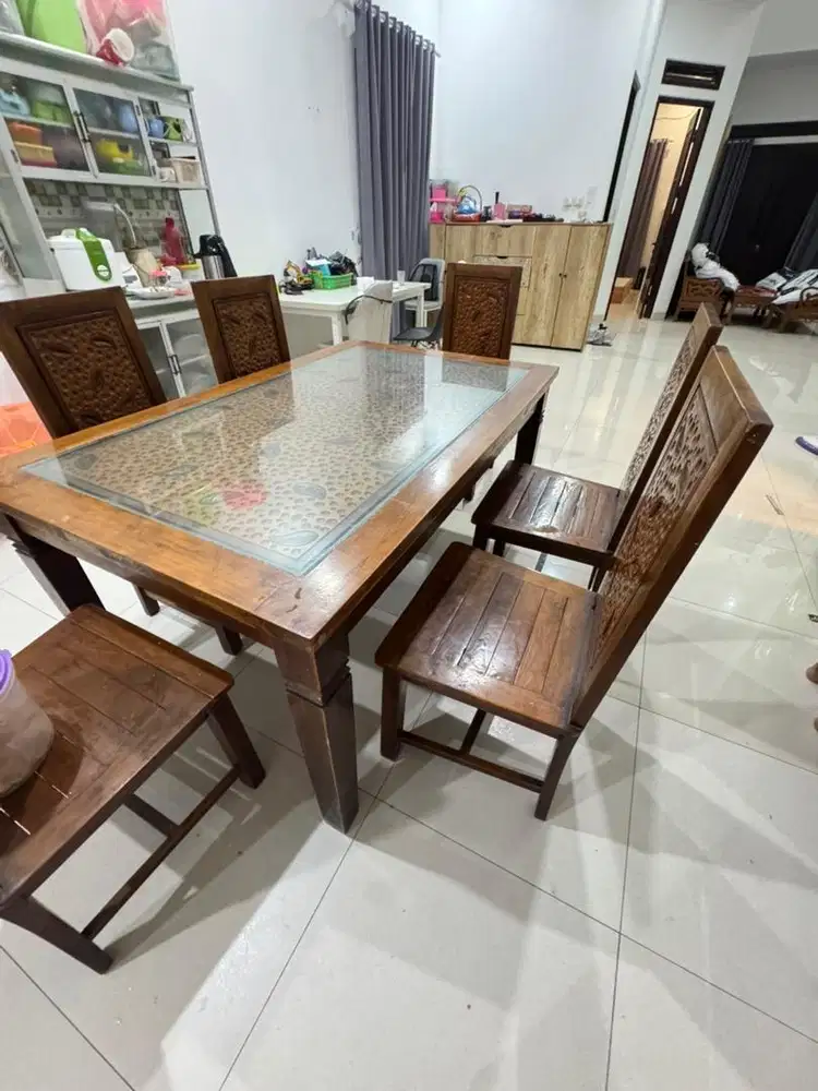 Meja makan jati