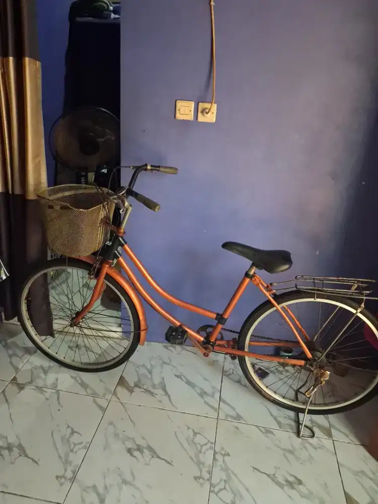 Sepeda keranjang dan sepeda anak