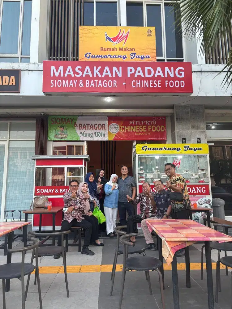 Waiters Jaga Outlet dan Koki Chinese Food