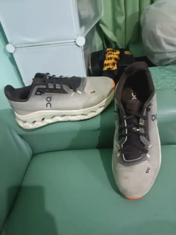 Sepatu on clouds tilt 99% seperti baru