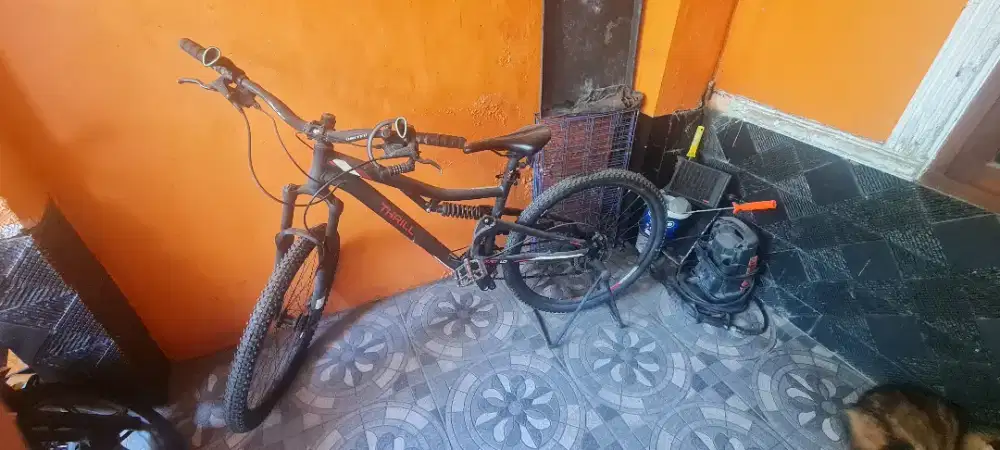 Sepeda gunung Thrill Oust 1.0 bergenre cross-country