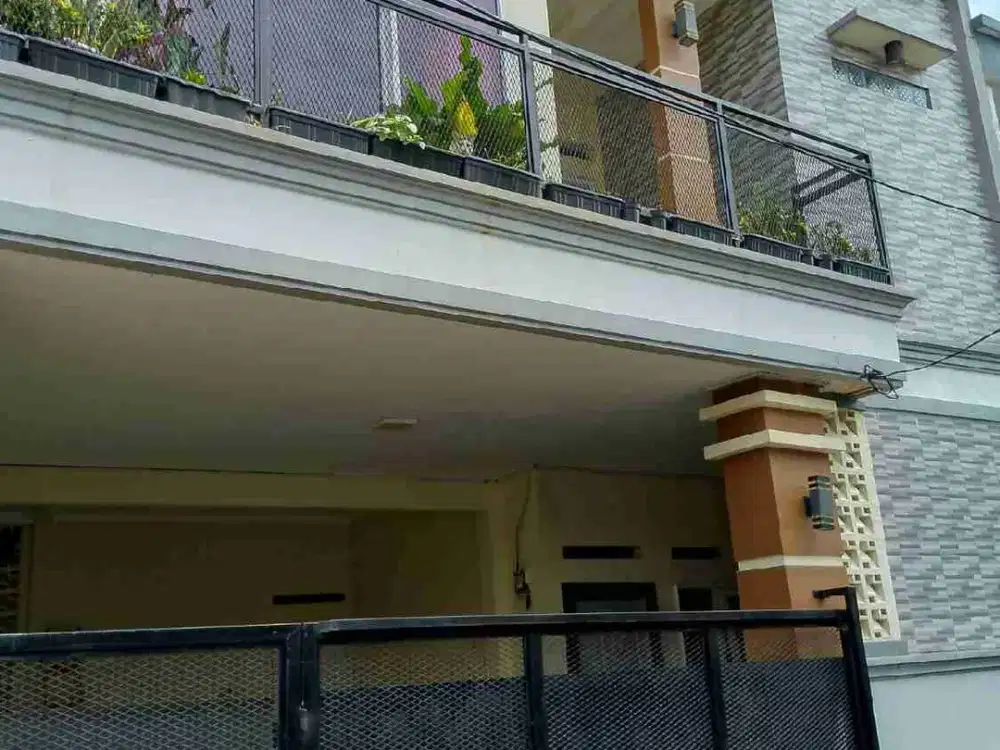 Rumah dua lantai di Kalisari