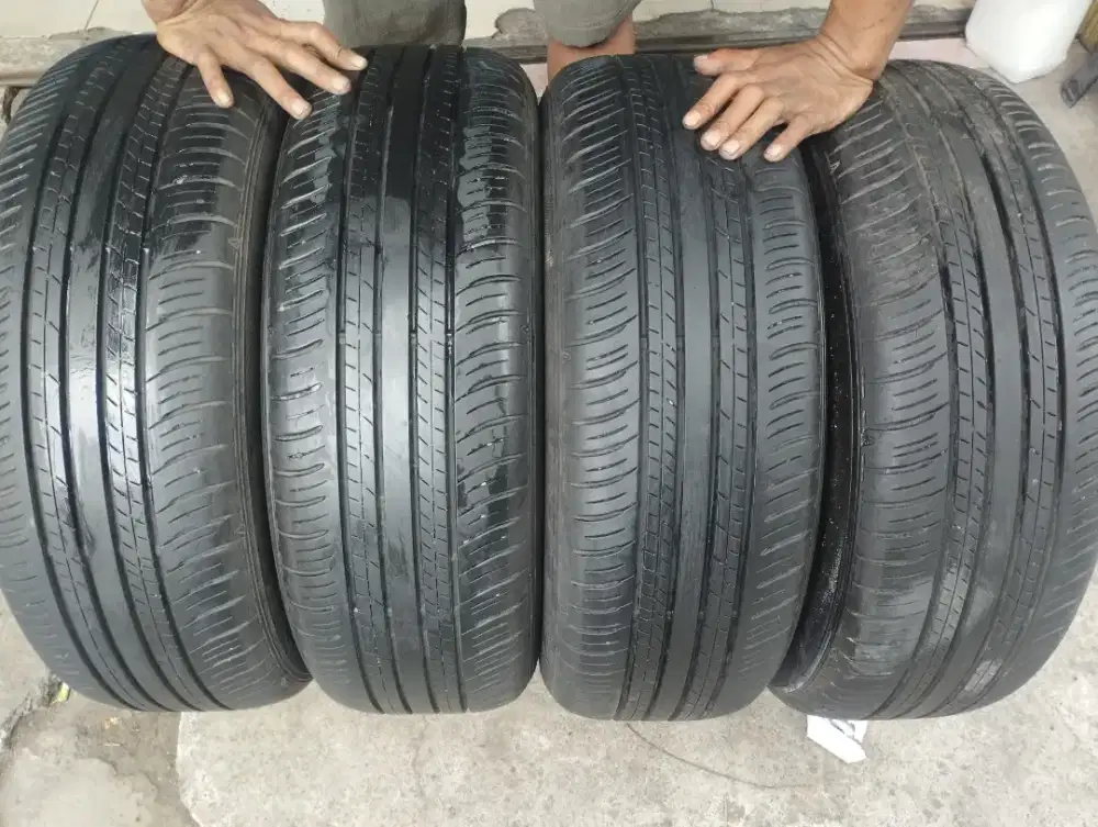 Dijual. 4pc ban 215/60 R17 merk dunlop