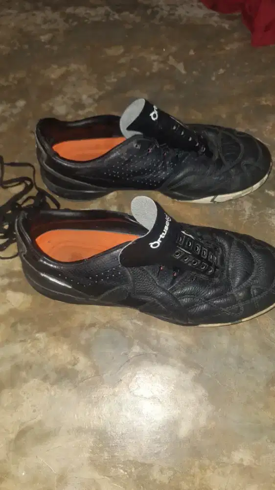 Sepatu futsal seri jogosala