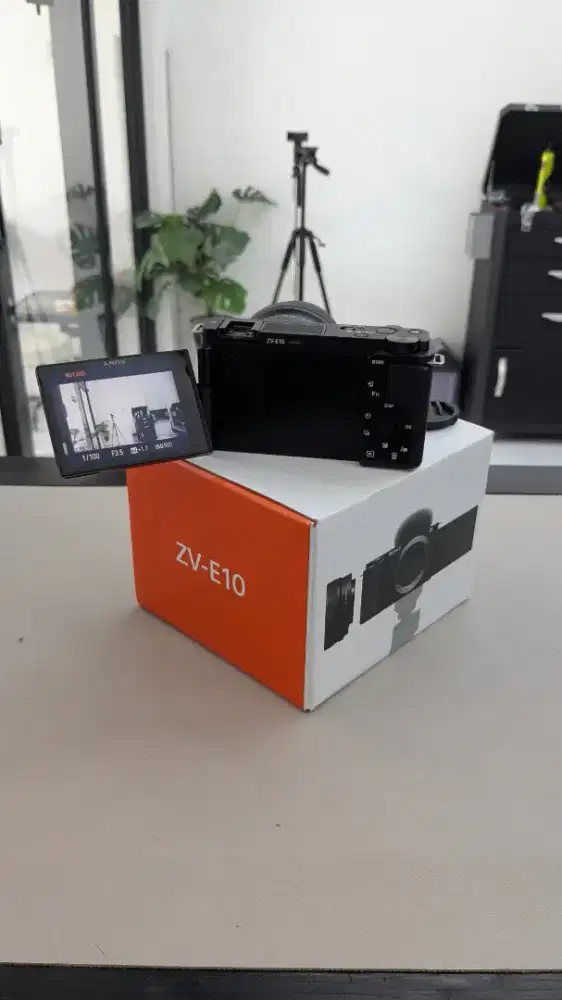 Mirrorless Sony ZVE 10 i like new baru 2 bulan