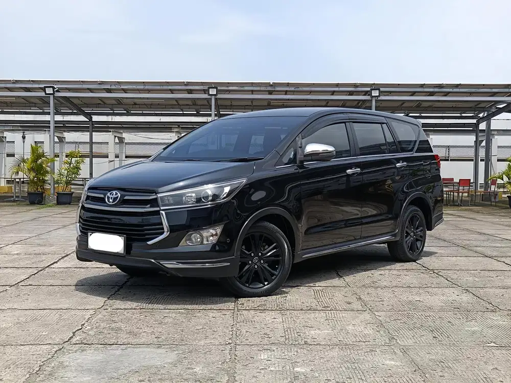 Toyota Innova Venturer 2.4 AT 2019 Hitam